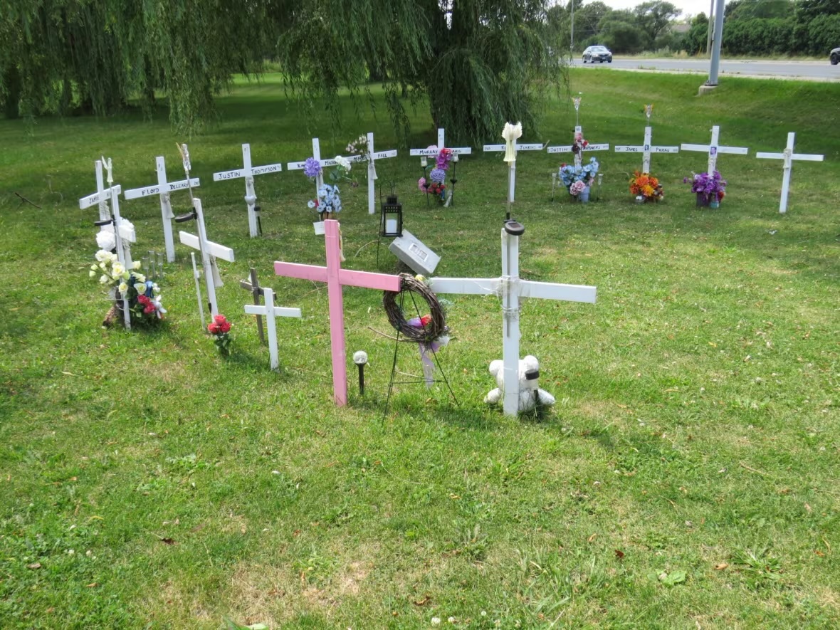 A memorial consisting of 18 crosses bearing the names of inmates who have died at the Elgin-Middlesex Detention Centre in London was taken down after the union representing jail workers said it created psychological stress for its members. (Kerry McKee/CBC)